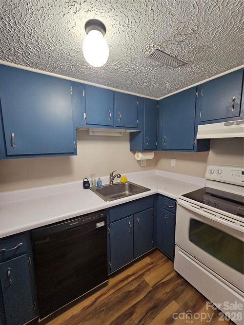 64-1050 21st Ave Nw, Hickory, NC, 28601-1750 | Card Image