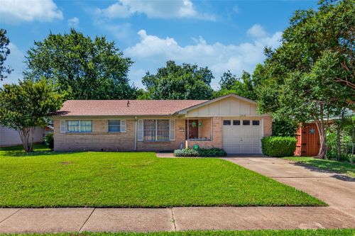 2718 Ridgewood St, Irving, TX, 75062-4115 | Card Image