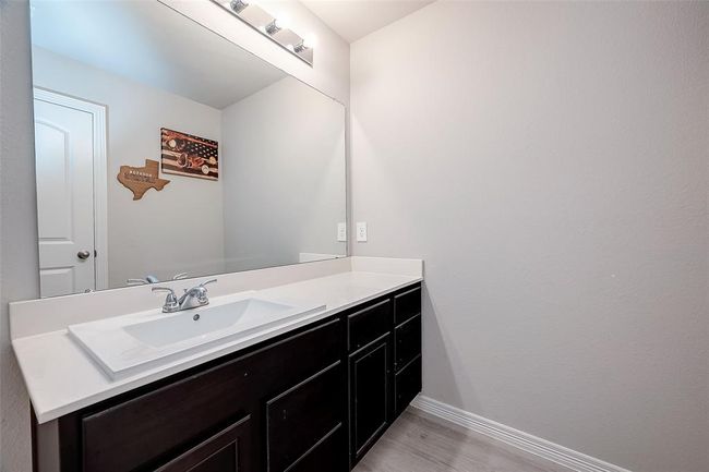 Upstairs Bathroom | Image 39