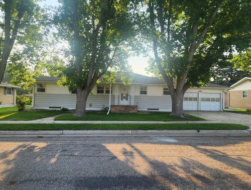 1013 8th Ave Sw, Pipestone, MN, 56164-1017 | Card Image