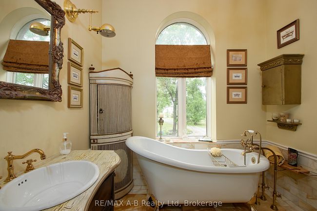 12096 Gale Rd, House other with 5 bedrooms, 4 bathrooms and 10 parking in Middlesex Centre ON | Image 25