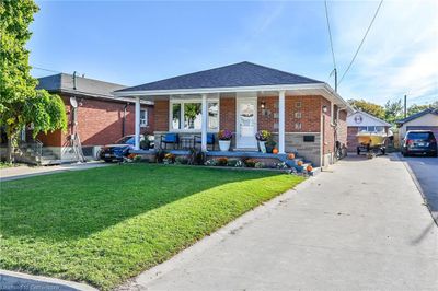 8 Lampton Pl, House other with 3 bedrooms, 1 bathrooms and 5 parking in Hamilton ON | Image 2