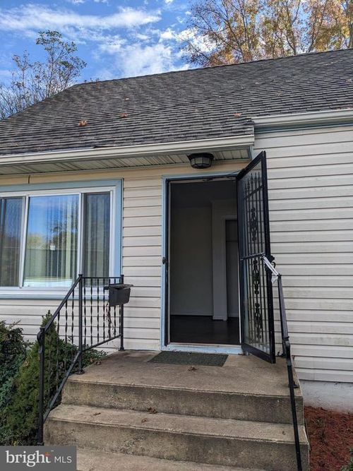 137 Holden Dr, MANASSAS PARK, VA, 20111-1835 | Card Image
