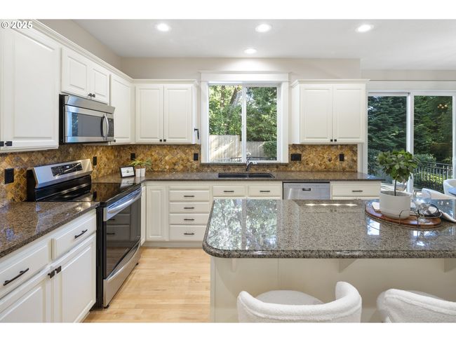 23073 Bland Cir, House other with 5 bedrooms, 3 bathrooms and 3 parking in West Linn OR | Image 15
