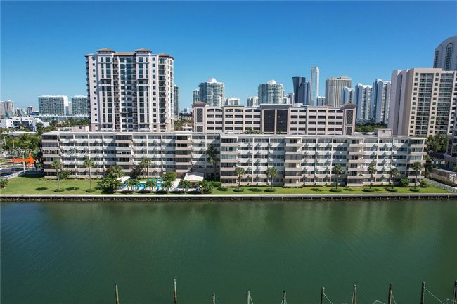 APT-403 - 220 Kings Point Dr, Condo with 1 bedrooms, 1 bathrooms and null parking in Sunny Isles Beach FL | Image 25