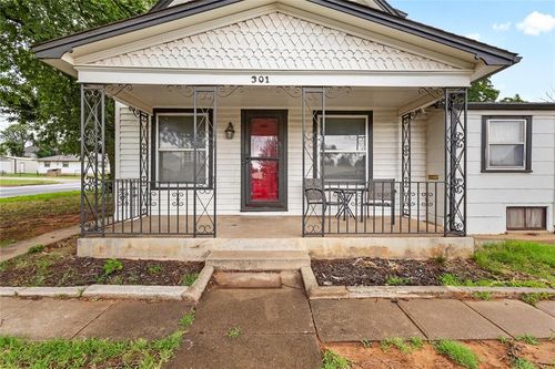 301 E Arapaho Ave, Weatherford, OK, 73096-5210 | Card Image