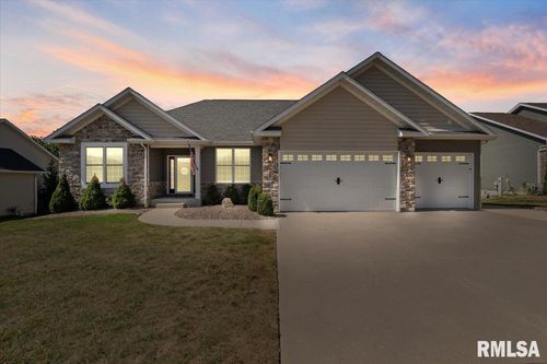 32 Blackstone Cir, Le Claire, IA, 52753-7601 | Card Image