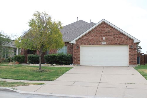 10212 Red Bluff Ln, Fort Worth, TX, 76177-7352 | Card Image