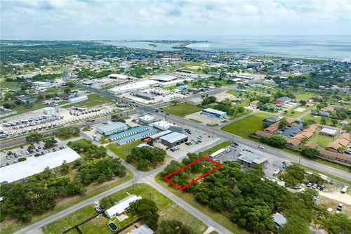 107 W Bay St, Rockport, TX, 78382-4901 | Card Image