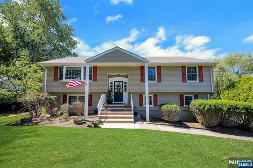 32 Tuscarora Dr, Oakland, NJ, 07436-4037 | Card Image