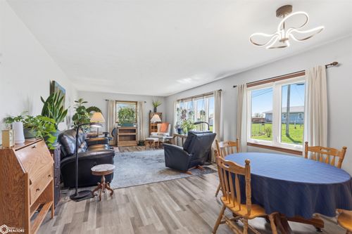 209 Thomas Dr, Marshalltown, IA, 50158-5946 | Card Image