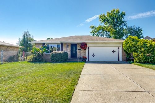 1417 Roanoke Dr, Parma, OH, 44134-3154 | Card Image