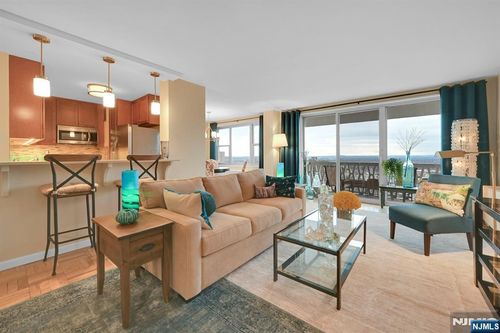 2000 Linwood Ave, Fort Lee, NJ, 07024-3086 | Card Image