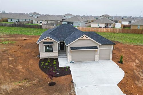 620 Ne Jensen St, Grain Valley, MO, 64029 | Card Image