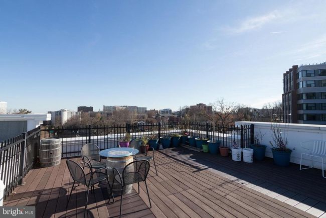 APT-104C - 1811 14 Th St N, Condo with 2 bedrooms, 3 bathrooms and null parking in ARLINGTON VA | Image 37