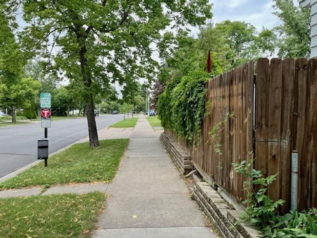 Plenty of sidewalks. | Image 27