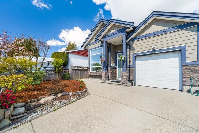 5725 Rumble Street, Home with 5 bedrooms, 3 bathrooms and 2 parking in Burnaby BC | Image 2