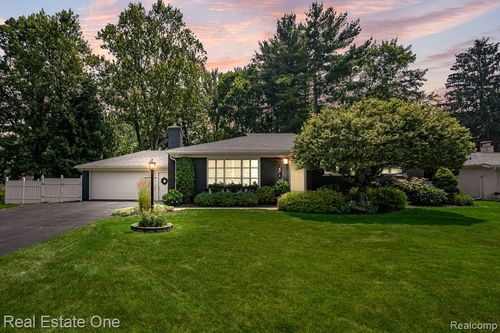 471 Elmhill Rd, Rochester Hills, MI, 48306-4311 | Card Image