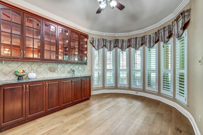 Large breakfast area for extra dining | Image 10