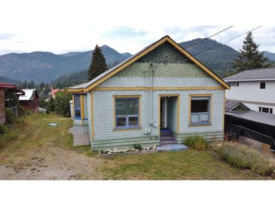 2121 Butte St, House other with 2 bedrooms, 1 bathrooms and null parking in Rossland BC | Image 2