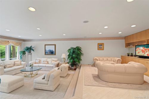 35 Tiffany Cir, Manhasset, NY, 11030-3913 | Card Image