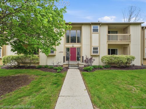 33-27920 Berrywood Ln, Farmington Hills, MI, 48334-4061 | Card Image