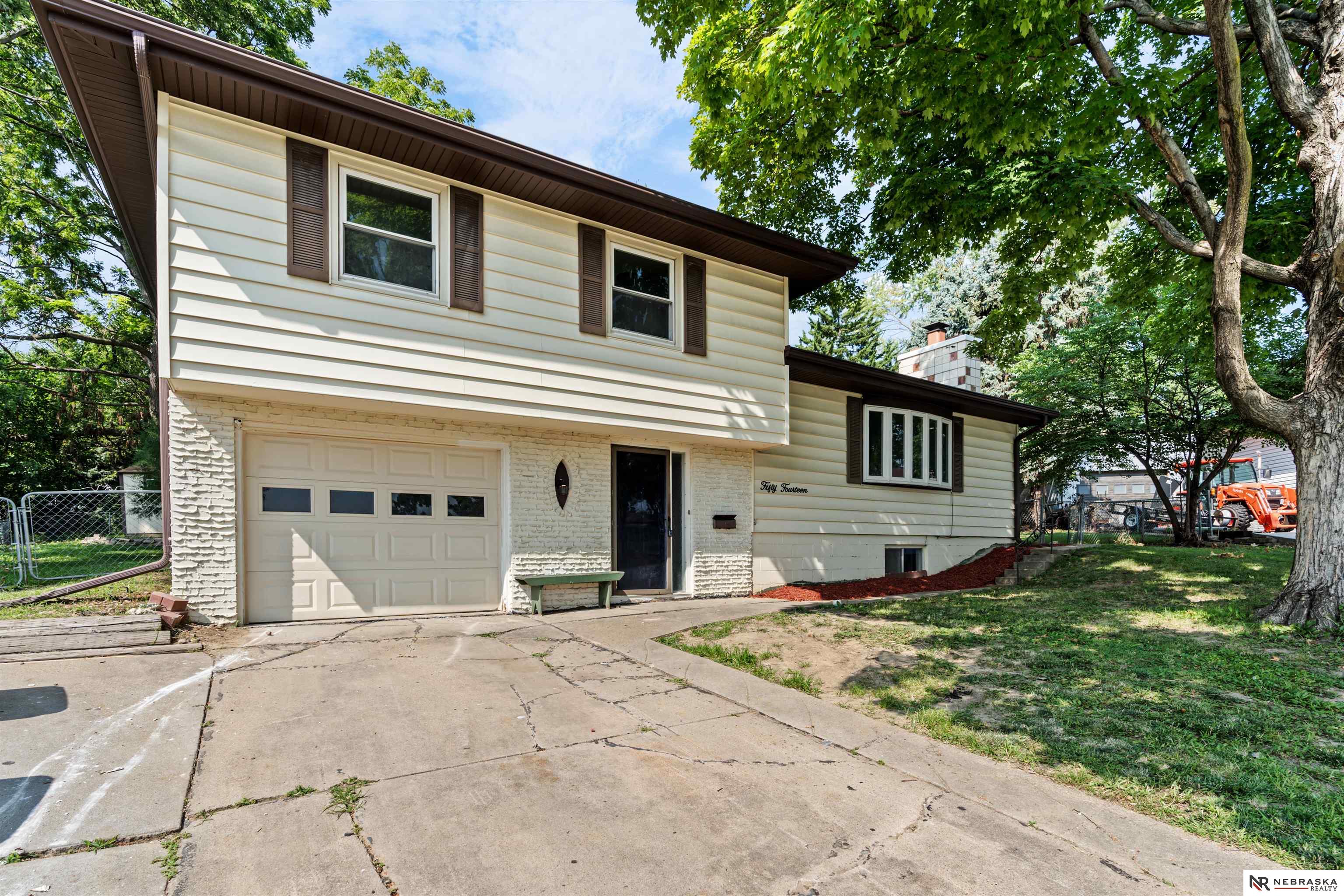 Amy Cir, Omaha, NE 68137