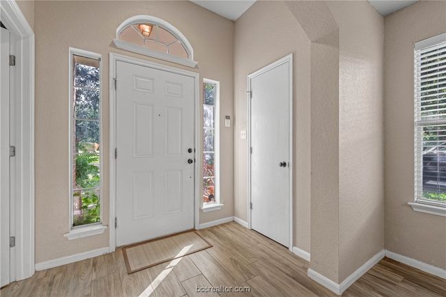Living room front | Image 4