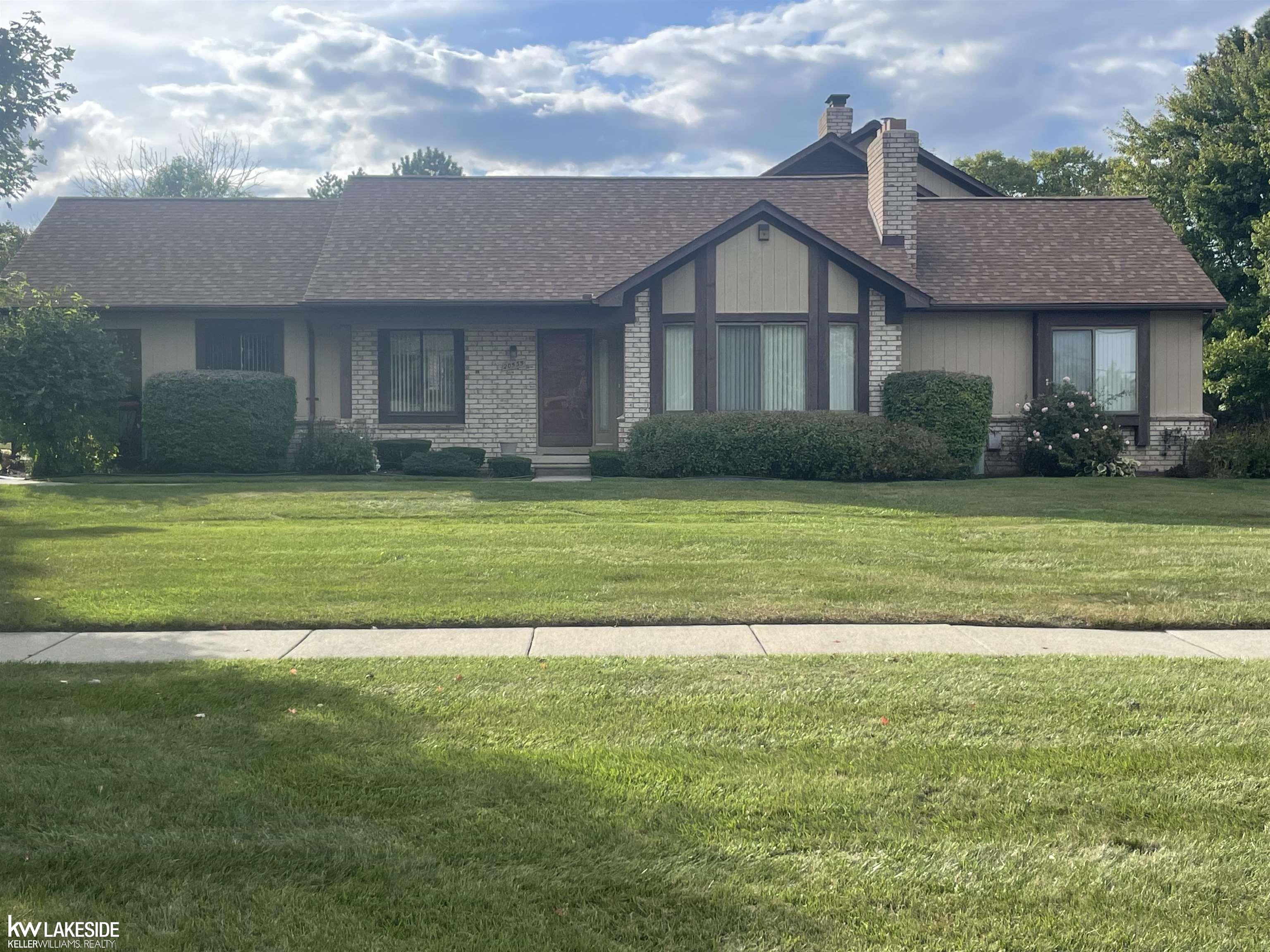 Villa Grande Cir, Clinton Township, MI 48038
