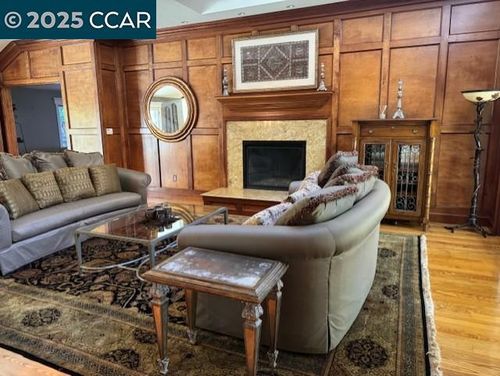 102 Overhill Rd, Orinda, CA, 94563-3111 | Card Image