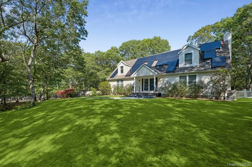 70 Straight Path, Southampton, NY, 11968-5604 | Card Image