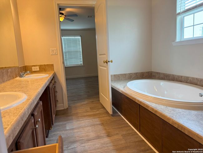 8600 S Loop 1604 E, House other with 4 bedrooms, 3 bathrooms and null parking in Elmendorf TX | Image 15