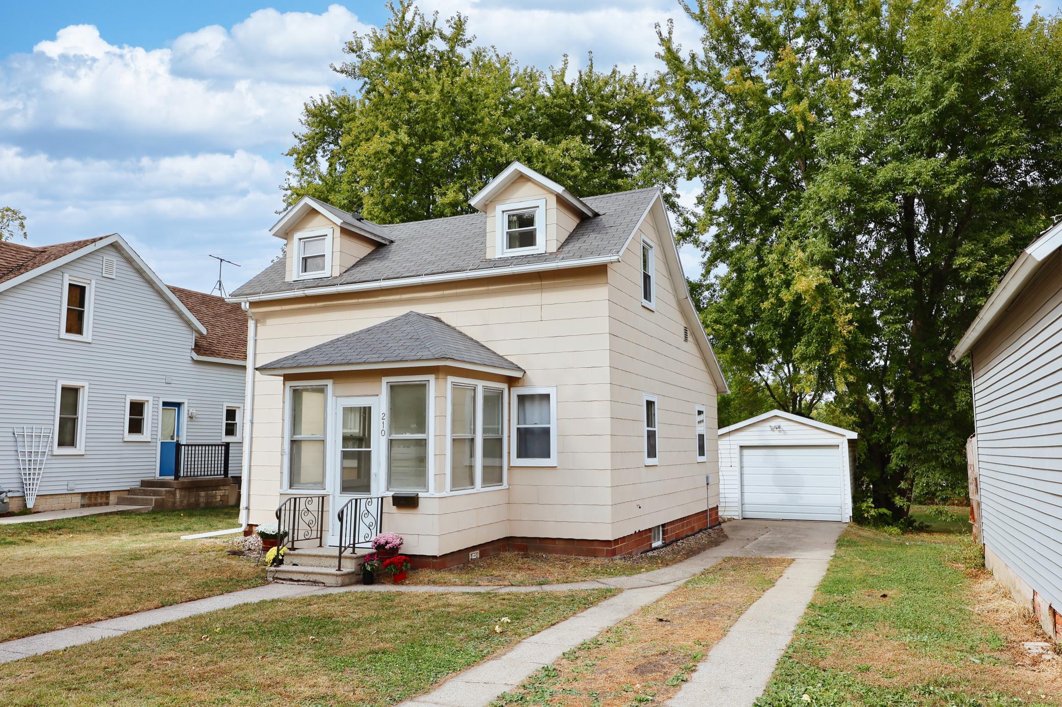 Elm St, Sleepy Eye, MN 56085