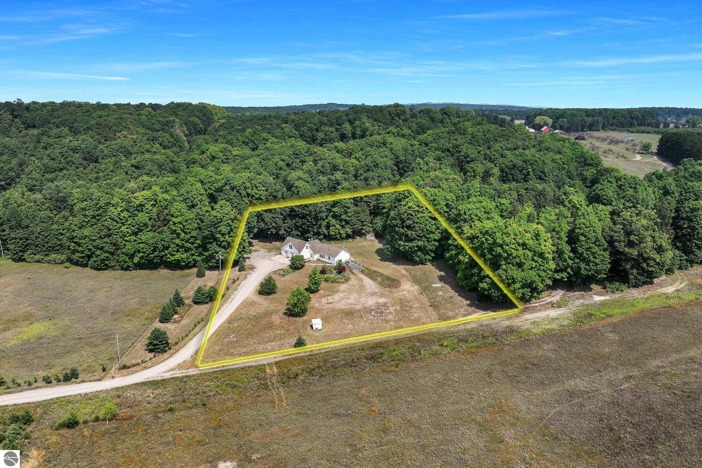 Maple Valley Rd, Suttons Bay, MI 49682