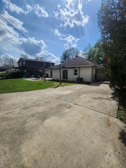 6878 Drexel St, Dearborn Heights, MI, 48127-2215 | Card Image