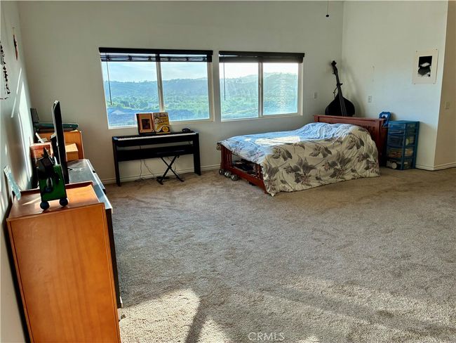 Huge master bedroom | Image 18