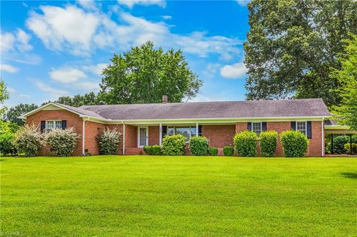 300 E Lee Ave, Yadkinville, NC, 27055-8132 | Card Image