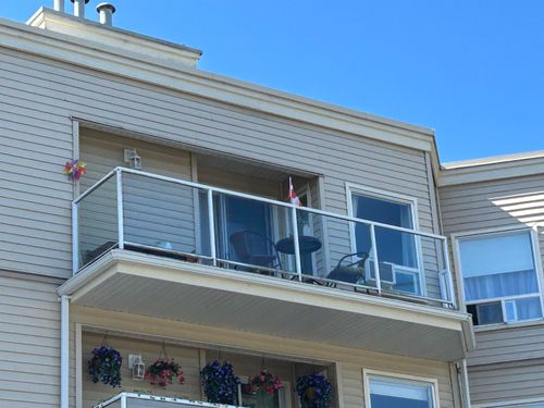 305-9295 122 St, Surrey, BC, V3V4L4 | Card Image