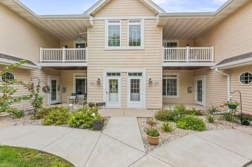 W398N6071 Autumn Woods Dr, Oconomowoc, WI, 53066-2188 | Card Image