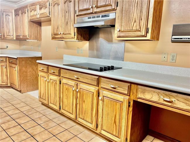 Cooktop, fridge nook, vent hood | Image 22