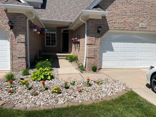 31637 Beaver Cir, New Boston, MI, 48164-8807 | Card Image