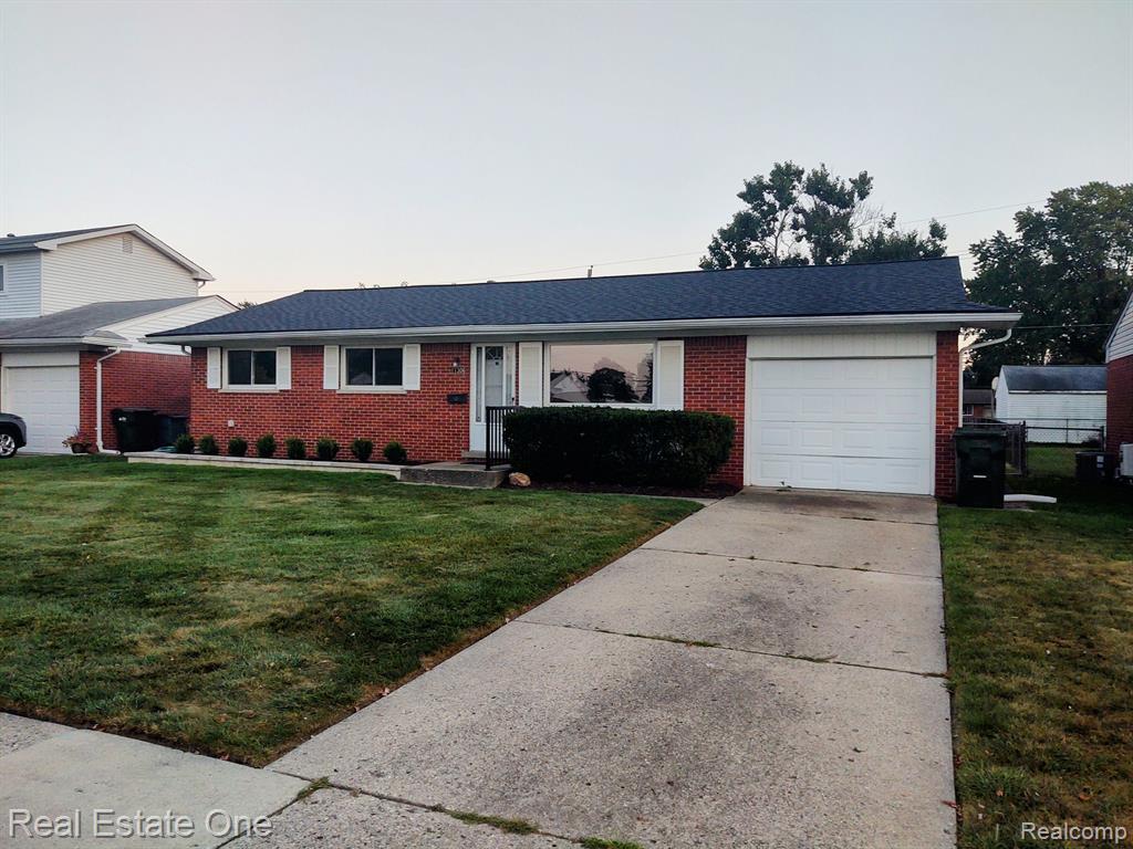 Jacqueline Dr, Sterling Heights, MI 48313