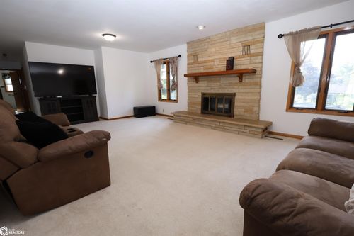 202 W Meadow Ln, Marshalltown, IA, 50158-5110 | Card Image