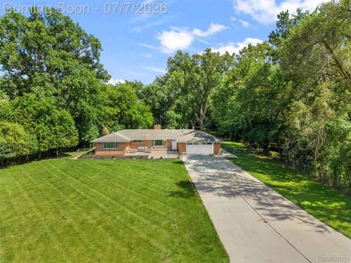 25555 Forestview Dr, Southfield, MI, 48033-2933 | Card Image