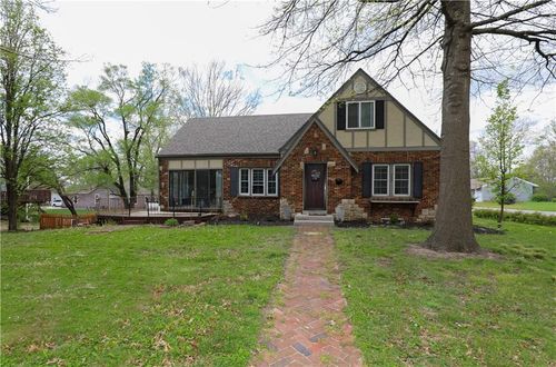 402 S Doyle St, Louisburg, KS, 66053-5000 | Card Image