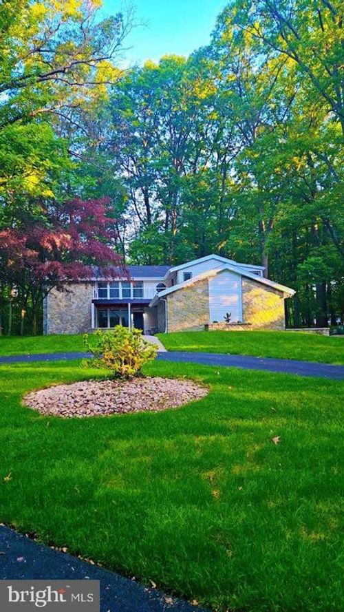555 Hilltop Rd, HUMMELSTOWN, PA, 17036-8556 | Card Image