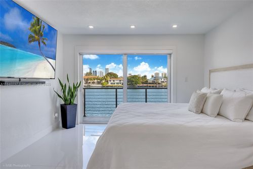 16-16479 Ne 27th Pl, North Miami Beach, FL, 33160-4003 | Card Image