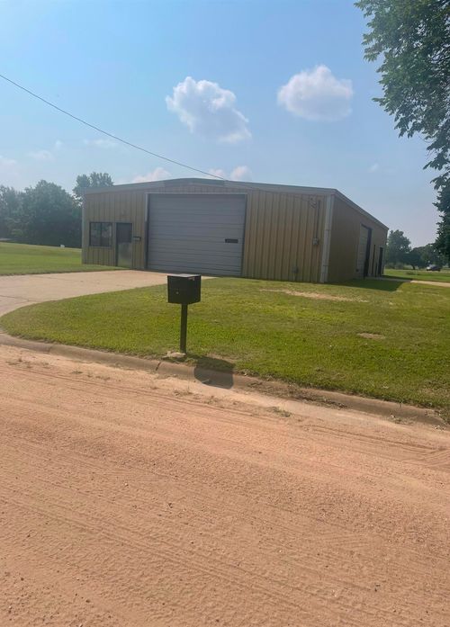 905 E 8th St, Harper, KS, 67058-1717 | Card Image