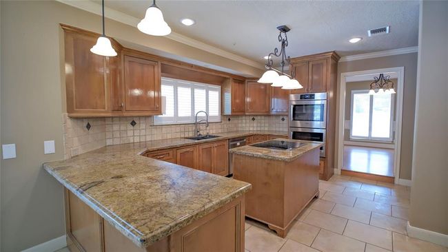 Island stovetop in Kitchen | Image 6