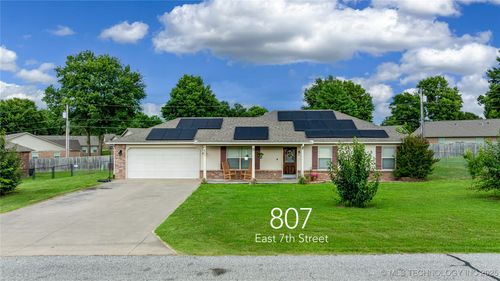 807 E 7th St, Grove, OK, 74344-7125 | Card Image